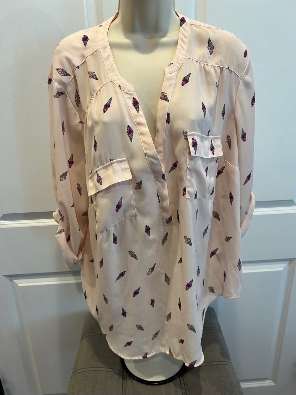 Torrid Harper ice cream cone Light Pink Printed V-Neck Blouse size 2 GUC